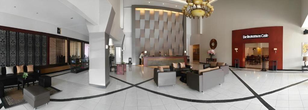 Insumo Palace Hotels & Resorts Kediri  Exteriör bild
